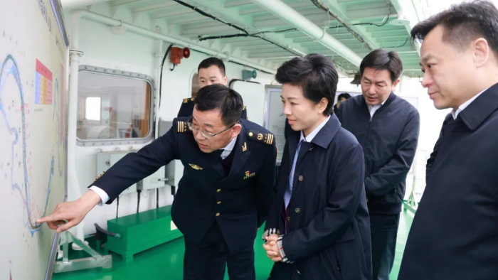 万闻华在长江靖江段开展巡河调研